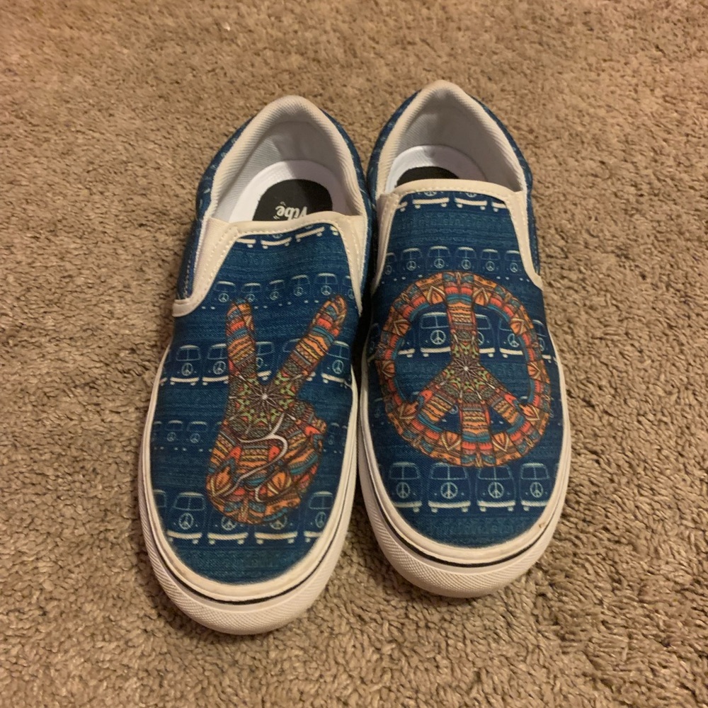 Yes we vibe slip on shoes, multi colored, and us womens size 9.